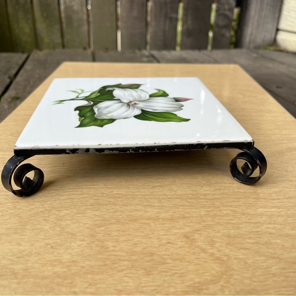 Vintage White Trillium Trivet - Picture 6 of 12